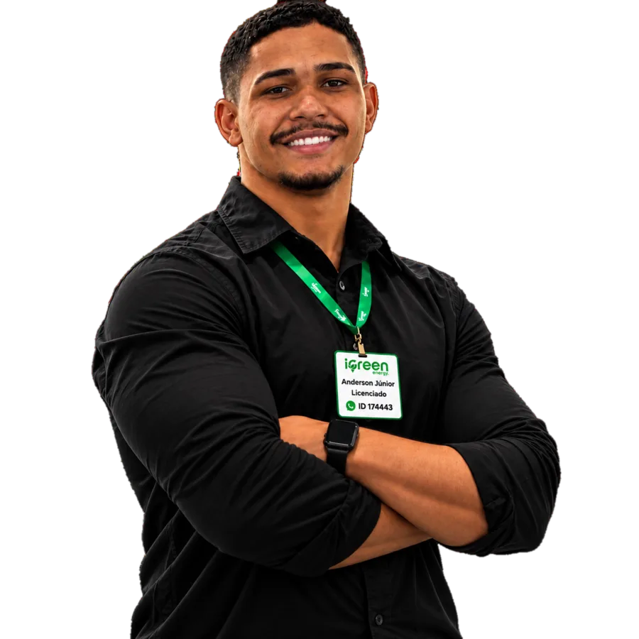 Anderson Júnior sorrindo, de camisa preta e crachá de licenciado iGreen Energy